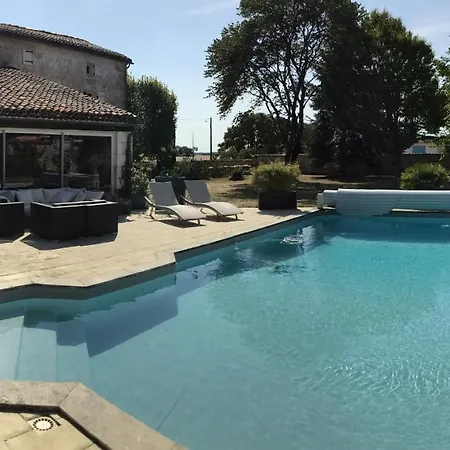 Villa Maison charentaise avec piscine 10 couchage *